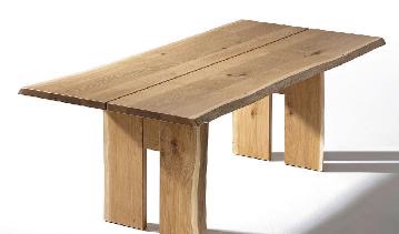 Ein Baumstamm wird zum Tisch