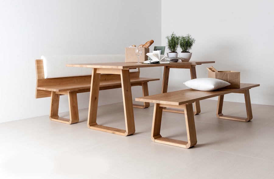 Bänke und Tisch aus Massivholz