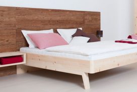 Massivholz-Bett, Rücken in Altholz