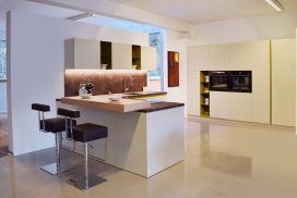 Küche weiß, creme und Holz
