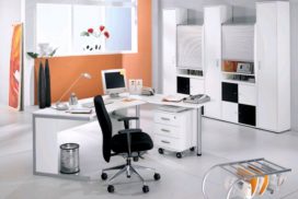 Home-Office in weiß/grau