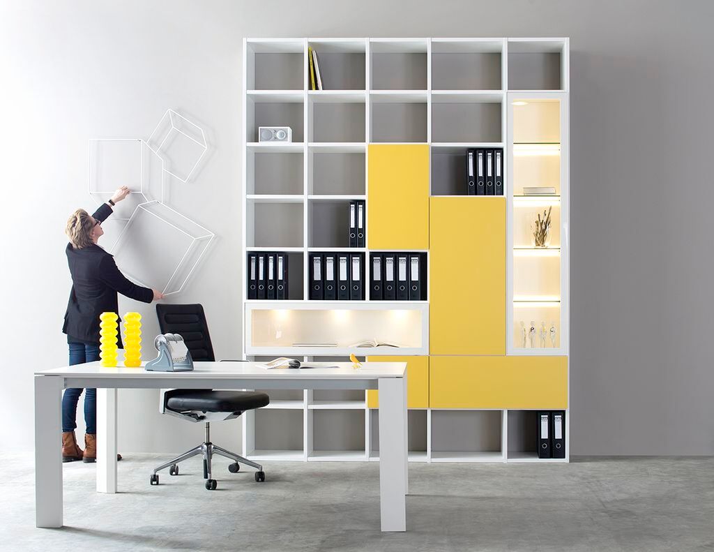 Modernes Büro-Ablagesystem in weiß/gelb