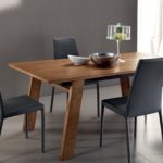 Moderne Tischgruppe mit Stühlen