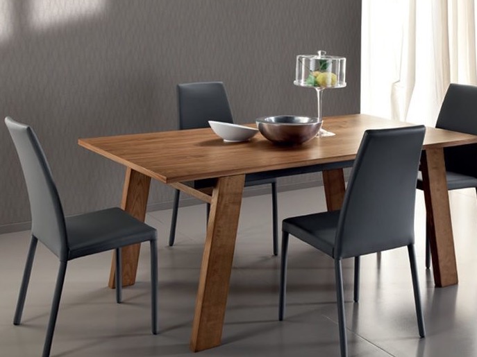 Moderne Tischgruppe mit Stühlen