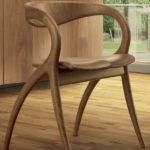 Stuhl, wie aus einem Stück Holz geformt